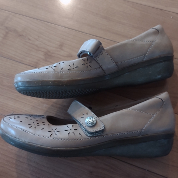 Clarks Collection Women's Mary Jane Shoe Size 8 M Laser Cut Brown Leather Wedge - Picture 4 of 7